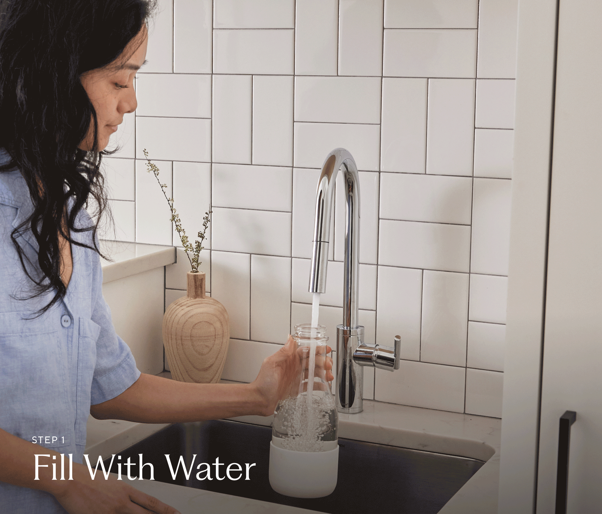 A GIF featuring step-by-step instructions that tell users how to fill a Glass Branch Basics Laundry bottle. - View 4
